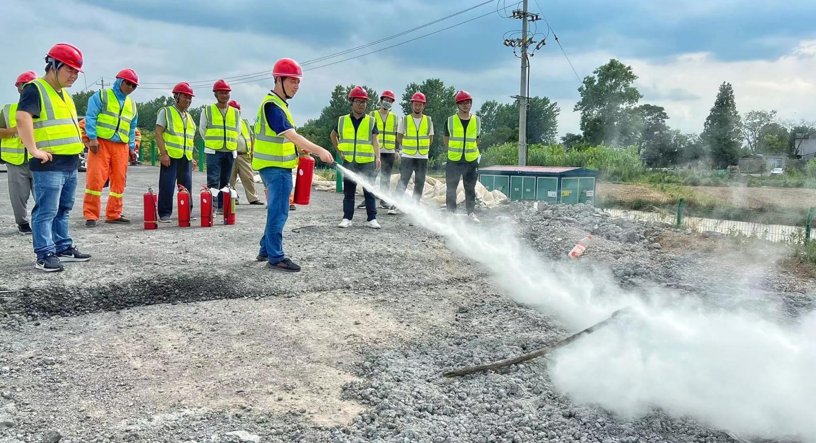 1656320486968763.jpg 灭火器示范.jpg